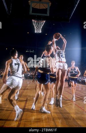 NEW YORK, NY – 3. NOVEMBER: Kenny Sears #12 von den New York Knicks macht den Schuss, als Joe Graboski #9 der Philadelphia Warriors während eines NBA-Spiels am 3. November 1957 im Madison Square Garden in New York verteidigt. (Foto von Hy Peskin) *** örtlicher Bildtitel *** Kenny Sears;Joe Graboski Stockfoto