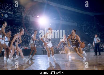 NEW YORK, NY – 3. NOVEMBER: Paul Arizin #11 der Philadelphia Warriors dribbelt als Mel Hutchins #10 der New York Knicks während eines NBA-Spiels am 3. November 1957 im Madison Square Garden in New York. (Foto von Hy Peskin) *** Lokale Unterschrift *** Paul Arizin;Mel Hutchins Stockfoto