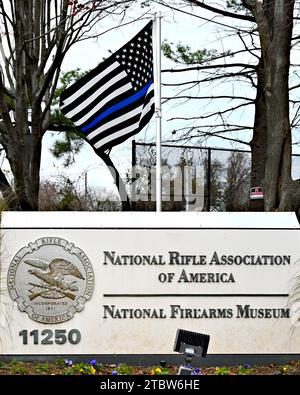 Fairfax, Virginia, USA - 7. Dezember 2023: Schild am Gebäude der National Rifle Association und des National Firearms Museum mit der Flagge „Thin Blue Line“. Stockfoto