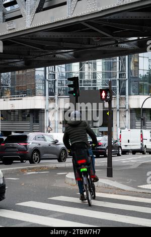 Radfahren unter dem Bahnhof Bir Hakeim in Paris - Frankreich Stockfoto