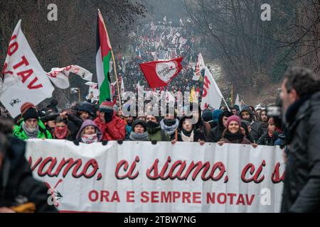 Venaus, Italien. Dezember 2023. Menschen gegen den Eisenbahntunnel Lyon-Turin marschieren, um sich an die Befreiung des Baugrundstücks des Venaus zu erinnern, die am 8. Dezember 2005 stattfand. Quelle: MLBARIONA/Alamy Live News Stockfoto