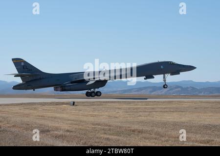 Ein B-1B Lancer der 37th Bomb Squadron verlässt am 18. November 2023 die Luftwaffenbasis Ellsworth in South Dakota. Vier Offiziere der 37. BS nahmen kürzlich an der Global Strike Challenge 2023 Teil, dem weltweit führenden Bomber- und Interkontinentalraketeneinsatz und -Wartung, Hubschrauberoperationen und Sicherheitskräften. (Foto der U.S. Air Force von Airman 1st Class Brittany Kenney) Stockfoto