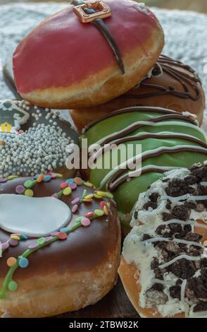 Viele glasierte Donuts auf hölzernem Schneidebrett. Das Konzept köstlicher köstlicher, fantastischer glasierter Donuts, Raum für Text, selektiver Fokus. Stockfoto