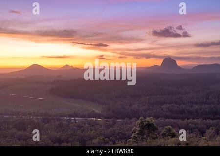 Beerburrum, Australien. Dezember 2023. Touristen besuchen den malerischen Aussichtspunkt Wildhorse für den Sonnenuntergang über die Glasshouse Mountains Stockfoto