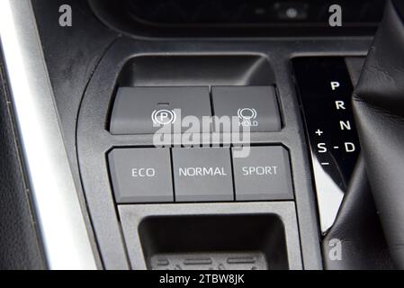 Nahaufnahme der verschiedenen Funktionsschalter auf dem Armaturenbrett des Fahrzeugs Stockfoto