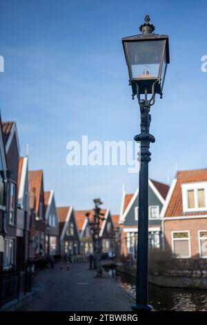 Volendam, Niederlande. Kleines Fischerdorf in Nordholland in der Nähe von Amsterdam mit traditionellen Häusern mit roten Tegular-Dächern Stockfoto