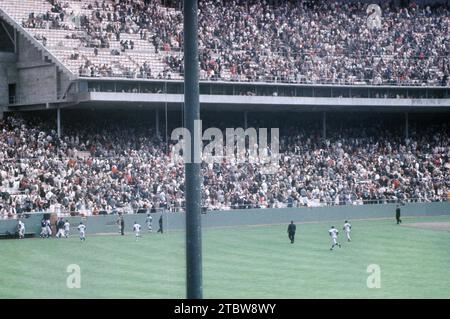 SAN FRANCISCO, KALIFORNIEN – 20. MAI: Die Los Angeles Dodgers laufen vom Feld, nachdem sie die San Francisco Giants bei einem MLB-Spiel am 20. Mai 1961 im Candlestick Park in San Francisco, Kalifornien, besiegt hatten. (Foto: Hy Peskin) Stockfoto