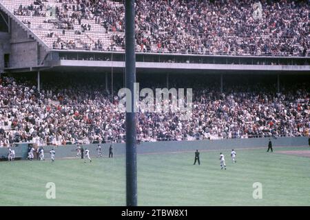 SAN FRANCISCO, KALIFORNIEN – 20. MAI: Die Los Angeles Dodgers laufen vom Feld, nachdem sie die San Francisco Giants bei einem MLB-Spiel am 20. Mai 1961 im Candlestick Park in San Francisco, Kalifornien, besiegt hatten. (Foto: Hy Peskin) Stockfoto