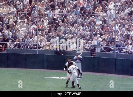 SAN FRANCISCO, CA - 21. MAI: Catcher Tom Haller #51 und dritter Baseman Jim Davenport #12 der San Francisco Giants gehen auf den Foul-Ball, während Wally Moon #9 der Los Angeles Dodgers an Deck während eines MLB-Spiels am 21. Mai 1961 im Candlestick Park in San Francisco, Kalifornien, zusieht. (Foto von Hy Peskin) *** örtlicher Bildtitel *** Tom Haller;Jim Davenport Stockfoto