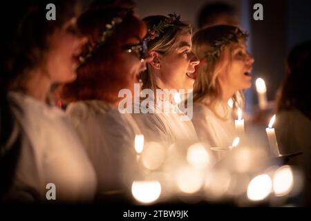 London, Großbritannien. Dezember 2023. Sankta-Lucia-Feiern des schwedischen Chors Norrsång East London in der St. Mary’s Church in Walthamstow. Die Feier von Sankta Lucia, basierend auf der Tapferkeit und dem Martyrium eines jungen sizilianischen Mädchens St. Lucy (Lucia von Syrakus 283–304). Guy Corbishley/Alamy Live News Stockfoto