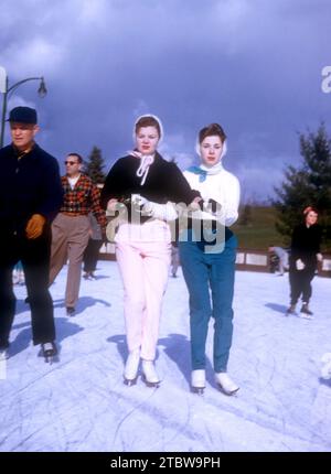 LIBERTY, NY - NOVEMBER 30: Zwei Frauen laufen am 30. November 1954 im Grossinger's Resort in Liberty, New York. (Foto: Hy Peskin) Stockfoto