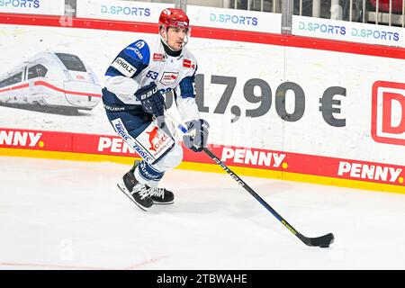 Eishockey DEL - Düsseldorfer EG vs Schwenninger Wild Wings am 08.102.2023 im PSD Bank Dome in Düsseldorf Schwenningens Alex Trivellato ( Nr.53) Foto: Osnapix Stockfoto