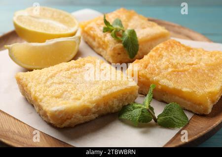 Leckere Zitronenriegel und Minzbonbons auf dem Tisch, Nahaufnahme Stockfoto