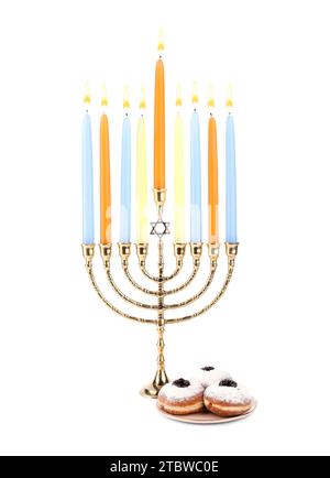 Hanukkah-Feier. Menora mit Kerzen und Donuts isoliert auf weiß Stockfoto