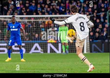 Madrid, Madrid, Spanien. Dezember 2023. LaLiga EA Sport Soccer Match; Getafe CF 1 - Valencia CF 0 12/08/2023 .8 JAVI GUERRA (Bild: © Oscar Manuel Sanchez/ZUMA Press Wire) NUR ZUR REDAKTIONELLEN VERWENDUNG! Nicht für kommerzielle ZWECKE! Quelle: ZUMA Press, Inc./Alamy Live News Stockfoto