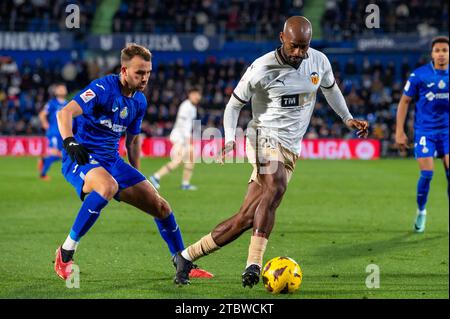 Madrid, Madrid, Spanien. Dezember 2023. LaLiga EA Sport Soccer Match; Getafe CF 1 - Valencia CF 0 12/08/2023 .19 BORJA MAYORAL .20 DIMITRI FOULQUIER (Bild: © Oscar Manuel Sanchez/ZUMA Press Wire) NUR REDAKTIONELLE VERWENDUNG! Nicht für kommerzielle ZWECKE! Quelle: ZUMA Press, Inc./Alamy Live News Stockfoto