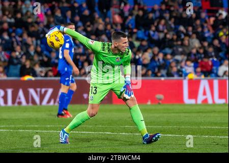 Madrid, Madrid, Spanien. Dezember 2023. LaLiga EA Sport Soccer Match; Getafe CF 1 - Valencia CF 0 12/08/2023 .Getafe CF 13 Torhüter DAVID SORIA spielt den Ball ins Spiel (Bild: © Oscar Manuel Sanchez/ZUMA Press Wire) NUR REDAKTIONELLE VERWENDUNG! Nicht für kommerzielle ZWECKE! Quelle: ZUMA Press, Inc./Alamy Live News Stockfoto