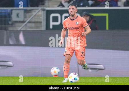 Sinsheim, Deutschland. Dezember 2023. Maximilian Wittek (BOC, 32), am Ball, Freisteller, Ganzkörper, Einzelbild, Einzelfoto, Aktion, 08.12.2023, Sinsheim (Deutschland), Fussball, Bundesliga, TSG 1899 Hoffenheim - VfL Bochum, DFB/DFL VORSCHRIFTEN VERBIETEN JEDE VERWENDUNG VON FOTOGRAFIEN ALS BILDSEQUENZEN UND/ODER QUASI-VIDEO. Quelle: dpa/Alamy Live News Stockfoto