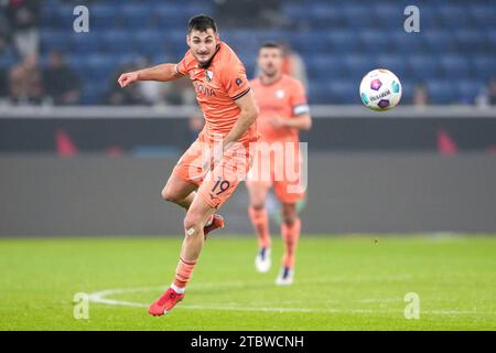 Sinsheim, Deutschland. Dezember 2023. Matus Bero (BOC, 19), am Ball, Freisteller, Ganzkörper, Einzelbild, Einzelfoto, Aktion, 08.12.2023, Sinsheim (Deutschland), Fussball, Bundesliga, TSG 1899 Hoffenheim - VfL Bochum, DFB/DFL VORSCHRIFTEN VERBIETEN JEDE VERWENDUNG VON FOTOGRAFIEN ALS BILDSEQUENZEN UND/ODER QUASI-VIDEO. Quelle: dpa/Alamy Live News Stockfoto