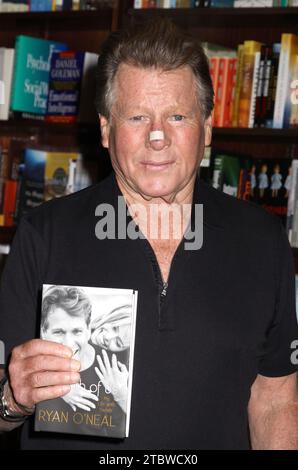 New York City, USA. April 2012 30. 30. April 2012 New York City, NY Ryan O'Neal Ryan O'Neal Ryan O'Neal „beide von uns: Mein Leben mit Farrah“ NYC-Buchzeichnung bei Barnes & Noble © Steven Bergman/AFF-USA.COM Credit: AFF/Alamy Live News Stockfoto