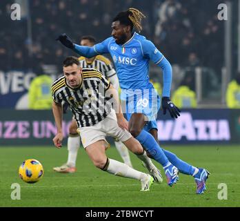 Turin, Italien. Dezember 2023. Der FC Juventus’ Federico Gatti (L) streitet mit dem Napolinischen Anguissa während eines Fußballspiels der Serie A in Turin, Italien, am 8. Dezember 2023. Quelle: Federico Tardito/Xinhua/Alamy Live News Stockfoto