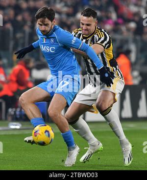 Turin, Italien. Dezember 2023. Der FC Juventus' Federico Gatti (R) streitet mit Napoli Khvicha Kvaratskhelia während eines Fußballspiels der Serie A in Turin, Italien, am 8. Dezember 2023. Quelle: Federico Tardito/Xinhua/Alamy Live News Stockfoto