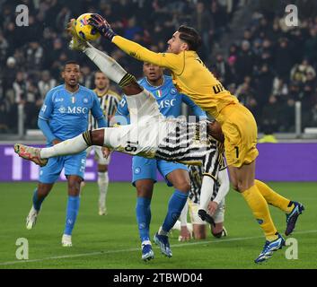 Turin, Italien. Dezember 2023. Der FC Juventus’ Weston McKennie (Front L) streitet mit Napolys Torhüter Alex Meret (R) während eines Fußballspiels der Serie A in Turin, Italien, am 8. Dezember 2023. Quelle: Federico Tardito/Xinhua/Alamy Live News Stockfoto