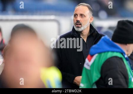 Sinsheim, Deutschland. Dezember 2023. Pellegrino Matarazzo (Rino, Trainer, Cheftrainer, Hoffenheim), Einzelbild, Einzelfoto, Aktion, 08.12.2023, Sinsheim (Deutschland), FUSSBALL, BUNDESLIGA, TSG 1899 HOFFENHEIM - VFL BOCHUM, DFB/DFL VORSCHRIFTEN VERBIETEN DIE VERWENDUNG VON FOTOGRAFIEN ALS BILDSEQUENZEN UND/ODER QUASI-VIDEO. Quelle: dpa/Alamy Live News Stockfoto