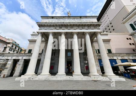 Genua, Italien - 29. Juli 2022: Das Teatro Carlo Felice, Opernhaus von Genua, Italien. Stockfoto