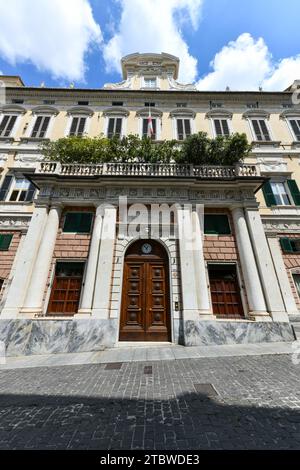 Palazzo Grimaldi della Meridiana, ein typisches historisches Gebäude von Genua. Der antike Palast im Stadtzentrum von Genua. Inschrift 'Palast von Meridiana Stockfoto