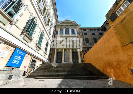 Genua, Italien - 29. Juli 2022: Die ehemalige Kirche der Heiligen Gerolamo und Francesco Saverio im historischen Zentrum von Genua Stockfoto