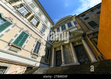 Die ehemalige Kirche der Heiligen Gerolamo und Francesco Saverio im historischen Zentrum von Genua, die einst für religiöse Zwecke genutzt wurde Stockfoto