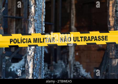 Das Haus wurde von einem Pyromanen mit einem Polizeiband auf Portugiesisch niedergebrannt: "Polícia militar - Não ultrapasse". Stockfoto