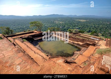 Der künstliche Wassertank wurde aus festem Felsen gemeißelt, der auf dem Gipfel der Sigiriya Rock Fortress in Sri Lanka liegt. Stockfoto