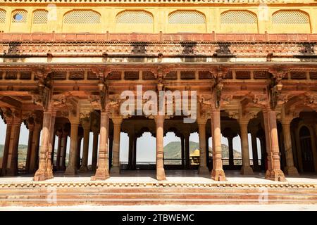 Das Nahargarh Fort erhebt sich über der Stadt Jaipur am Rande der Aravalli Hills, Stockfoto