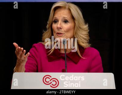 Los Angeles, Kalifornien, USA. Dezember 2023. Nach einer Tour durch das Barbra Streisand Women's Heart Center und das Smidt Heart Institute am Cedars-Sinai Medical Center bietet First Lady Dr. JILL BIDEN Anmerkungen an. (Credit Image: © Brian Cahn/ZUMA Press Wire) NUR REDAKTIONELLE VERWENDUNG! Nicht für kommerzielle ZWECKE! Quelle: ZUMA Press, Inc./Alamy Live News Stockfoto