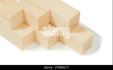 Rechteckige Holzbalken aus gehobeltem Holz stapeln isoliert auf weiß Stockfoto