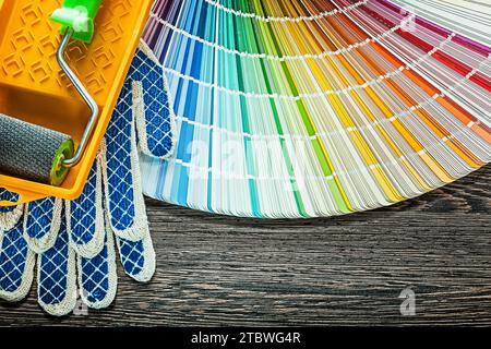 Lackierwalze Schutzhandschuhe pantone FAN auf Holzbrett Stockfoto