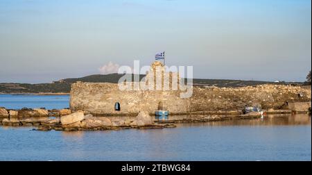 Ruinen der venezianischen Burg bei Sonnenuntergang, Hafen von Naoussa, Paros, Kykladen, Griechenland Stockfoto