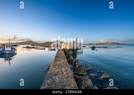 Ruinen der venezianischen Burg Naoussa bei Sonnenuntergang, Naoussa, Paros, Kykladen, Griechenland Stockfoto