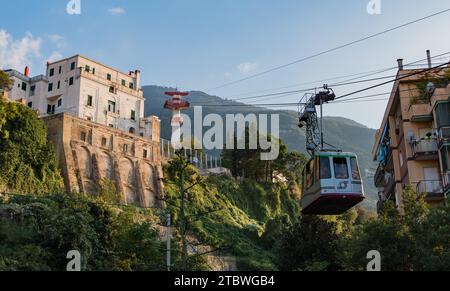 Ein Bild der Seilbahn Monte Faito, die am Castellammare di Stabia sation ankommt Stockfoto