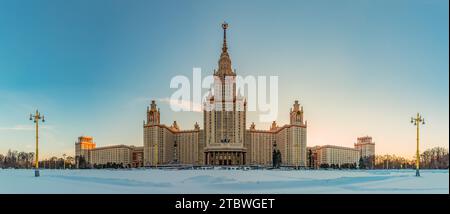 Ein Panorama der Moskauer Staatlichen Universität von der Hauptfassade und gegenüber Stockfoto