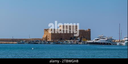 Ein Bild der mittelalterlichen Burg von Paphos vom Strand Stockfoto