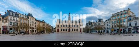 Ein Panoramablick auf den Platz, auf dem sich Poitier's Hotel de Ville befindet Stockfoto