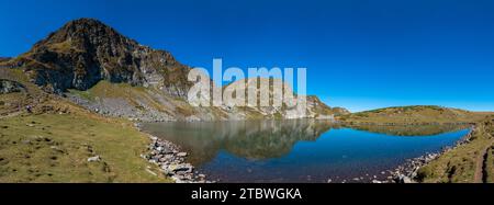 Ein Panoramabild des Kidney Lake, einer der sieben Seen des Rila National Park Stockfoto