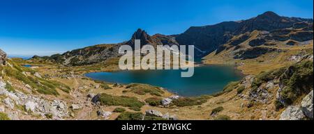 Ein Panoramabild des Twin Lake, einer der sieben Seen des Rila National Park Stockfoto