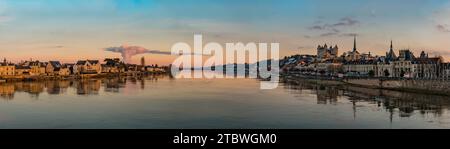 Ein Panorama von Saumurs beiden Rändern aus der Mitte der Cessart Bridge Stockfoto