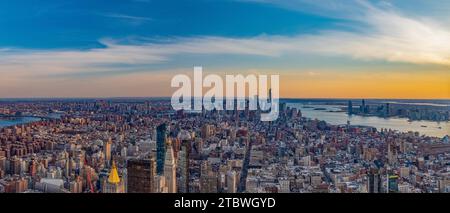 Ein Panoramabild von Lower Manhattan aus Sicht vom Empire State Building bei Sonnenuntergang Stockfoto