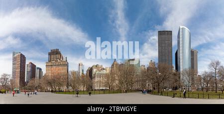 Ein Panoramabild der Gebäude in Lower Manhattan vom Battery Park aus gesehen Stockfoto