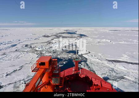 Peking, China. Dezember 2023. Chinas Forschungseisbrecher Xuelong 2 bricht Eis und pflügt eine Wasserstraße für das Frachtschiff Tian Hui, 5. Dezember 2023. Quelle: Zhou Yuan/Xinhua/Alamy Live News Stockfoto